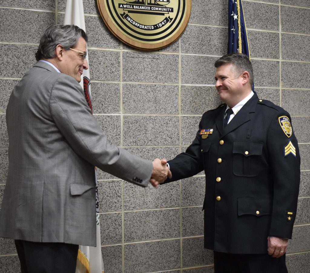 Kenneth Keyser shakes hands with Mayor Steve Landek after he is sworn in as Bridgeview’s newest police sergeant. (Photo by Steve Metsch)