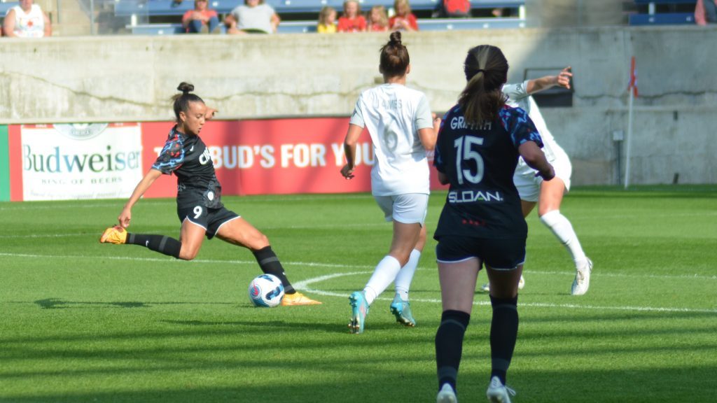 Mallory Pugh gets ready to connect on her fifth goal of the season as the Red Stars beat Orlando, 1-0 on Sunday. Photo by Jeff Vorva