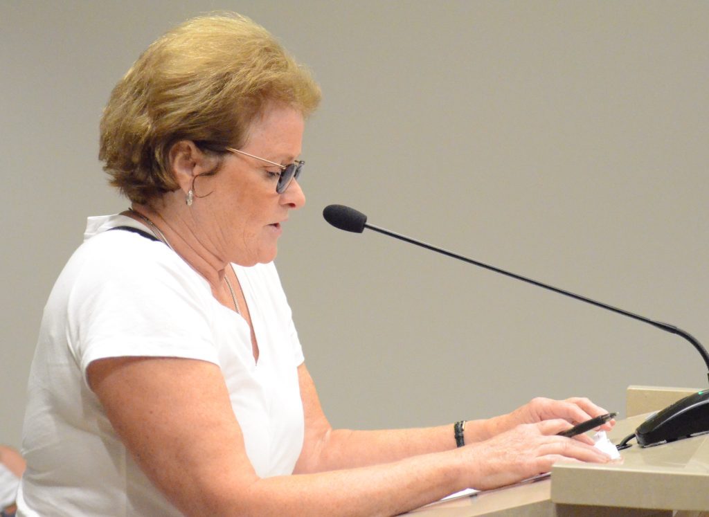 Linda Schiappa addresses the Palos Heights City Council Tuesday night about proposed changes to the Recreation Advisory Board. (Photo by Jeff Vorva)