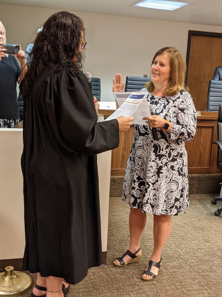 Cook County Judge Joanne Rosado administers the oath of office to new Indian Head Park Mayor Amy Jo Wittenburg. (Supplied photo) 
