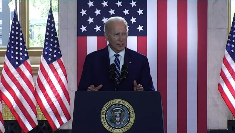 In Chicago visit, Biden heaps praise on Pritzker, touts economic recovery ahead of 2024
